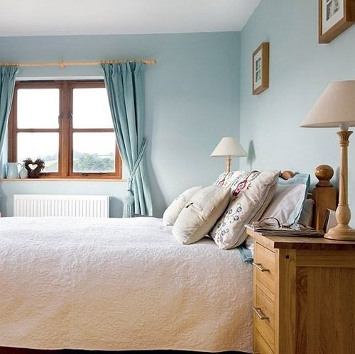 白色与蓝色让夏天的卧室空间显得明亮清凉(图) 