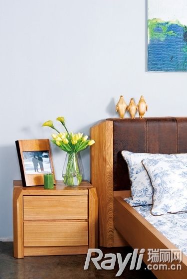 木质床头柜和木质床完美搭配