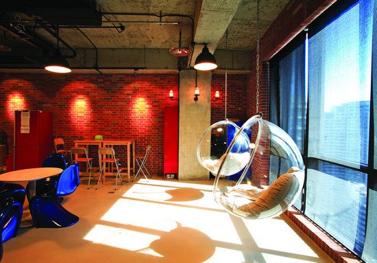 办公空间秀工业风 跳动色彩打造轻松办公环境 