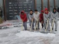 红星美凯龙员工合力清雪，打造舒适购物环境