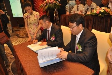 董事长骆正任与芦山县县长王华签订了芦山县文化产业园区建设项目投资协议