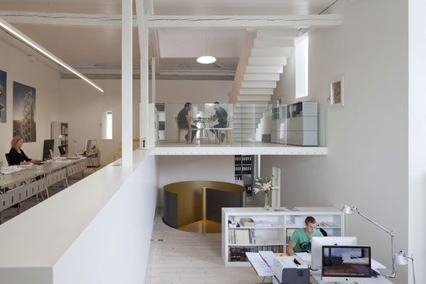 挑高设计感 瑞典传统农庄变身现代办公室(图) 