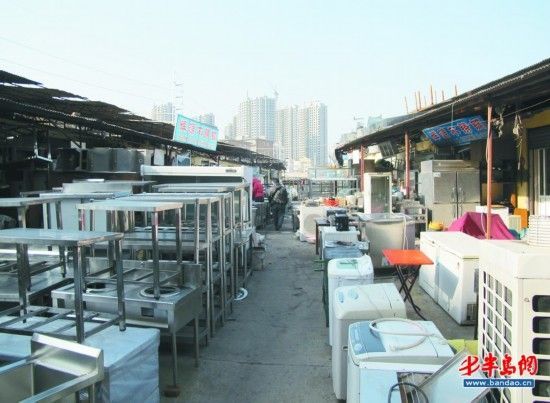 青海路旧货市场，回收的旧家电和厨具正在等待买家。