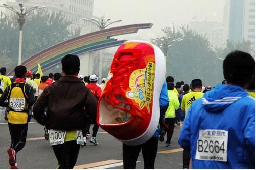 生活家助跑北京马拉松 给孩子送双运动鞋