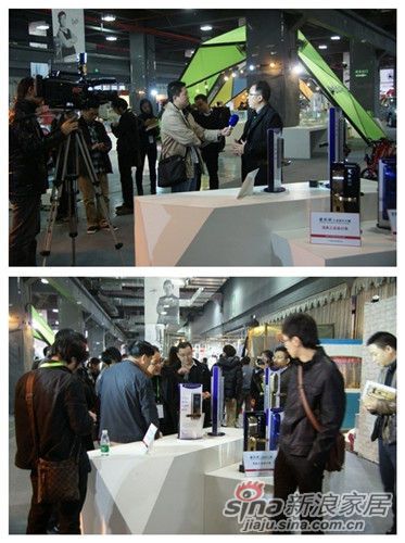 雅洁首席设计师李大军在雅洁展区接受采访&向观众介绍获奖产品