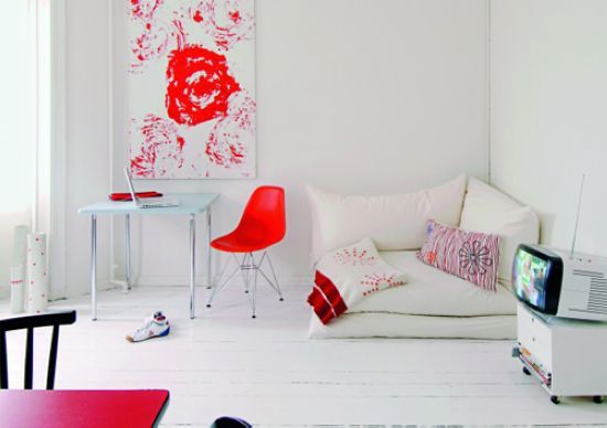 木地板搭配白墙面 让彩色饰品来点缀空间(图) 