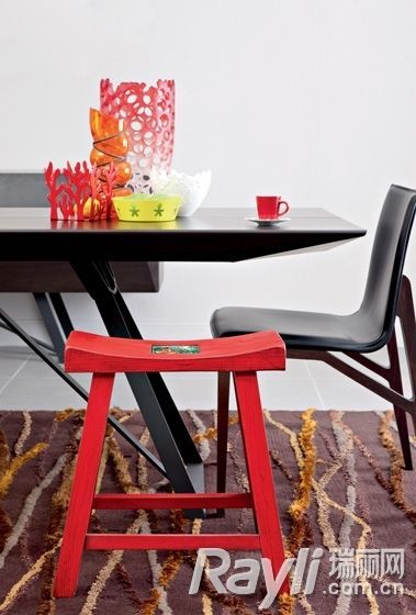 咖啡色地毯与现代感餐桌椅以及红色木凳美搭