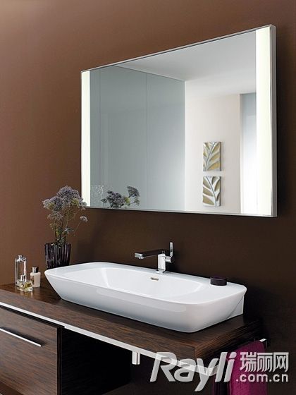咖啡色墙面搭配深棕色木质卫浴柜让空间更有层次感