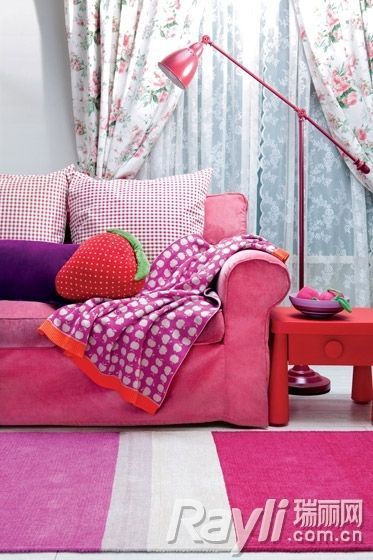 用桃红等暖色调和盖毯、地毯提升沙发区暖意