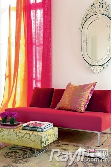 暖色调窗帘+冷质材质家具用花朵布艺包裹让冷感隐形