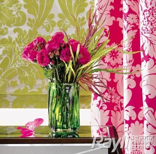 用花朵窗帘和绿植提升暖意和美感