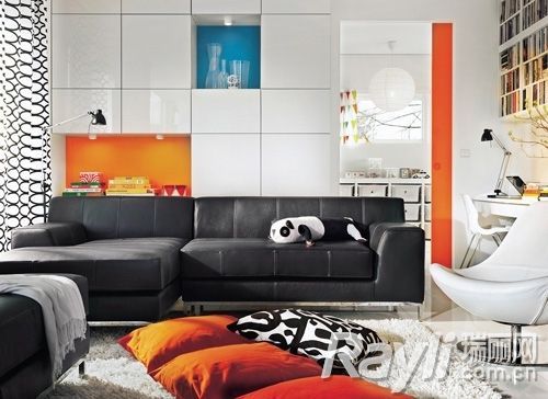 冷色调的沙发和墙面适当加入橘红色能为空间带来温暖和激情