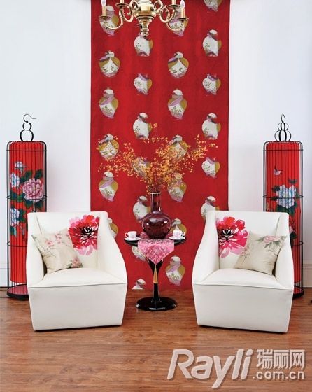 墙面用红地花瓶图案布艺来装饰温暖十足