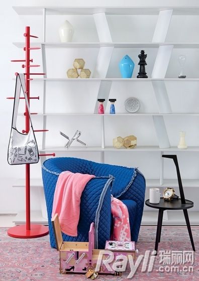 冷色调的阅读角加入红色置物架和粉色大披毯UP暖意