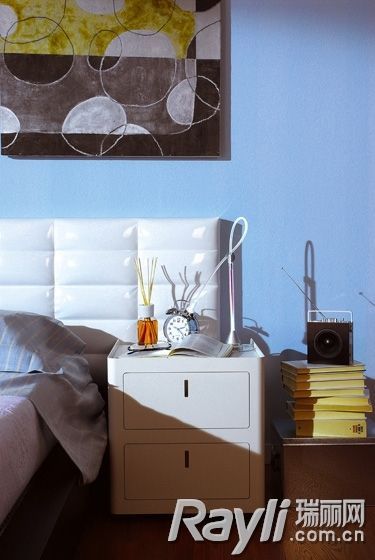 蓝色床头墙搭配白色床头柜奠定卧室基调