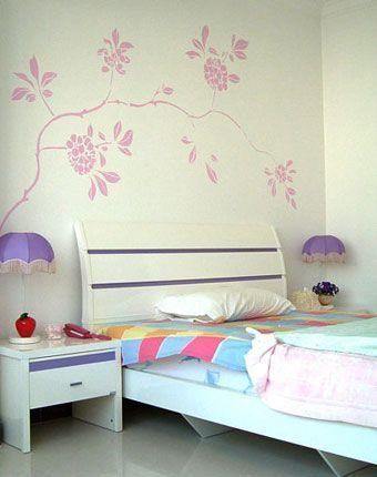 卧室不一定要多么富丽奢华，简单的红花背景墙给人感到艺术气息的存在