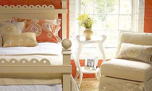米色的家具给人雅致温馨的感觉，用米色的木床搭配布艺沙发，感觉像阳光透进卧室般温暖舒适
