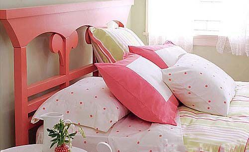 女孩房里用甜蜜的朱红色搭配青涩的苹果绿，营造出清纯少女的气息，朱红色的床架搭配纯白色的木质床头柜，将纯净美好的感觉演绎的恰到好处