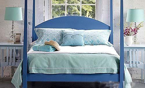 宁静的海蓝色四柱床，搭配浅蓝色床头柜，给卧室带来夏日海岸的清凉感受