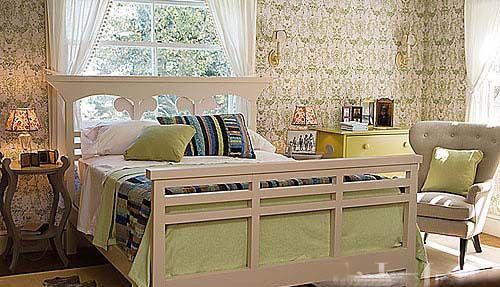 宽敞的浅棕色木床和深棕色床头柜搭配，就像光影的结合，给人沉稳大气的感觉。搭配一款舒适的美式棕色单人沙发，让这个卧室更适合成熟稳重的主人