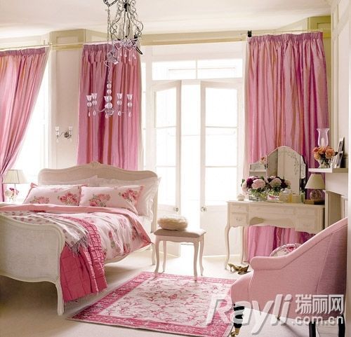窗帘、床品以及地毯玫瑰粉色洋溢