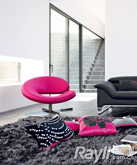 黑白色硬朗感空间加入玫瑰粉色座椅以及靠包让爱意表达