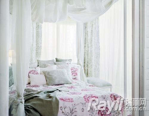 白色棉制玫瑰粉花朵床品就足够营造富有天然美感和优雅气息的卧室氛围