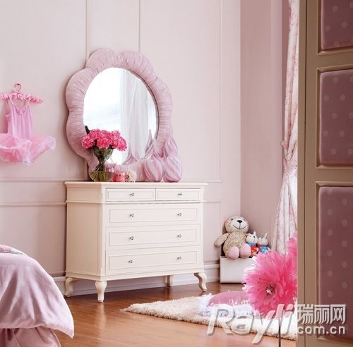 淡玫瑰粉色家具以及布艺能轻松营造俏皮可爱感