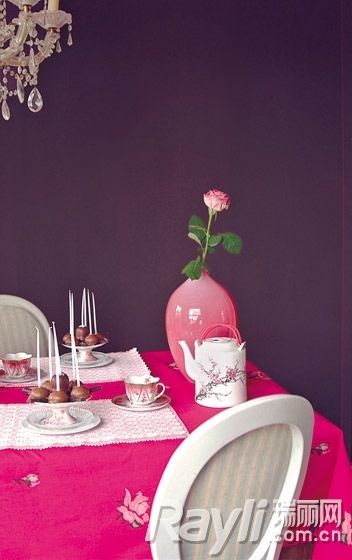玫瑰花案桌布营造就餐时光甜蜜浪漫感