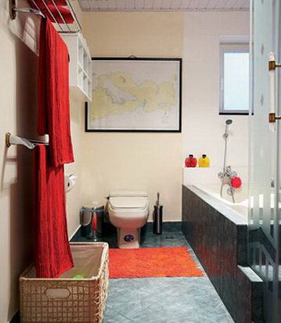 白色的卫浴间有了红色地毯铺垫，立刻变得温暖和浪漫