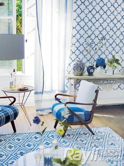 蓝白色几何印花地毯的清澈魅力