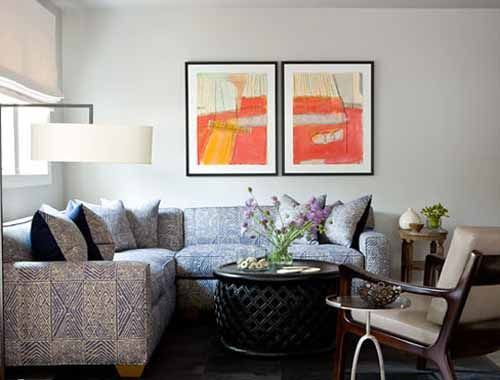 橙色的抽象装饰画，点亮这个小客厅。一旁极简风格的落地灯，则给空间加入了简约的元素