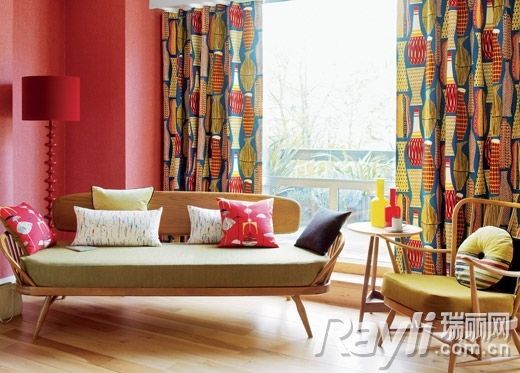 玫红墙面和抢眼波普窗帘打造高调空间，同时又注入冷色调家具和地板来平和。