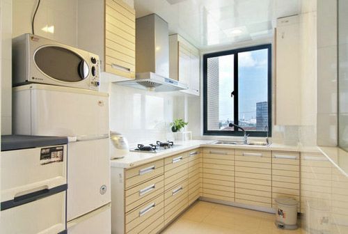 厨房的设计也是以白色和米黄色为主基调。橱柜的设计完全体现到家居收纳的魅力