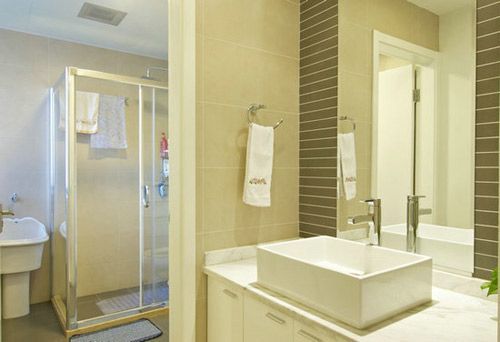 卫浴装修使用干湿区分开，洗手池与沐浴区间分开的设计。感觉大方又时尚