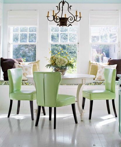当摆上椭圆形的餐桌后，长条形的窗台如同一条长凳，满足就餐人数变化的需要