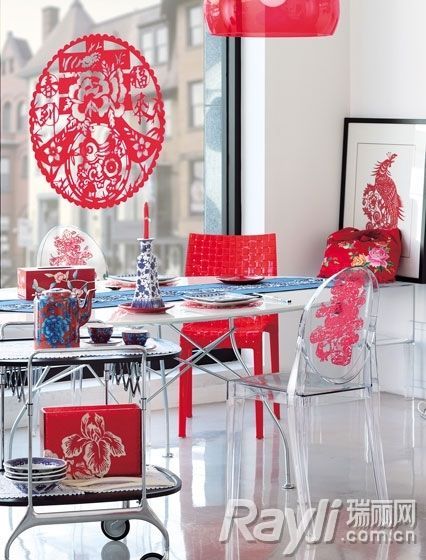 在餐桌、餐椅上都装饰上红彤彤的剪纸喜庆气氛立显