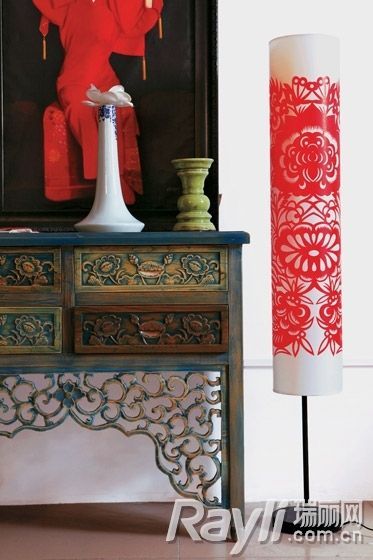 中式传统的剪纸艺术被赋予新用途，将它应用到落地灯上