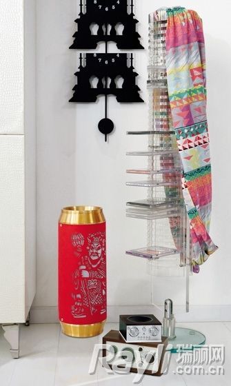 超级大易拉罐灯不仅有金色和红色装扮的亮眼外衣，还有精工雕琢的剪纸效果。