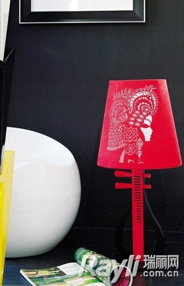琵琶造型台灯搭配剪纸图案的大红色灯罩让人眼前一亮