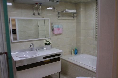 整个浴室都是白色，包括浴室镜的边框，简约时尚