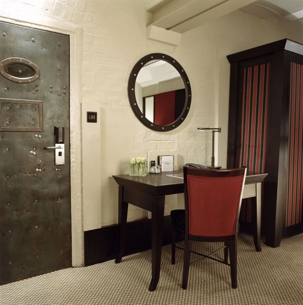 牛津石竹精品酒店 监狱风格的现代豪华酒店 