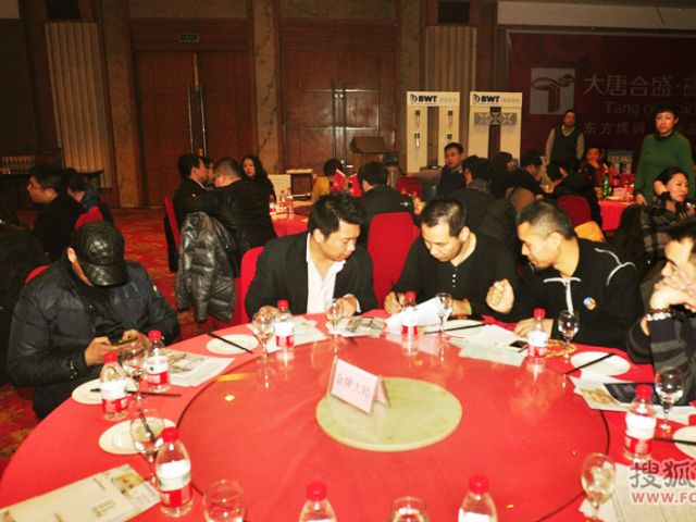 海天装饰公司总经理肖丹出席大会并与王嘉晖、王荃、刘斌等金牌大