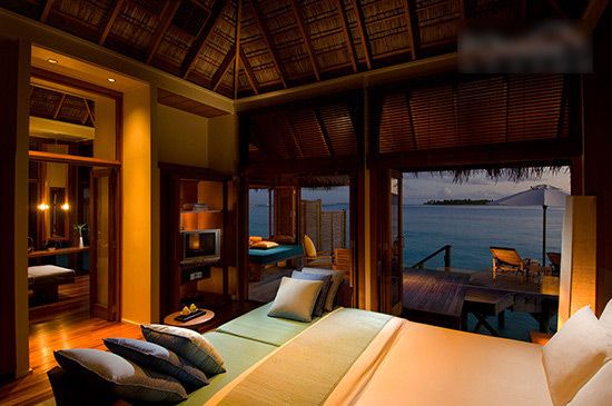 惊人的全玻璃海底餐厅 马尔代夫度假酒店(图) 
