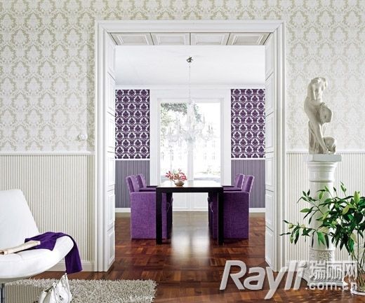 米色墙面＋紫色餐椅