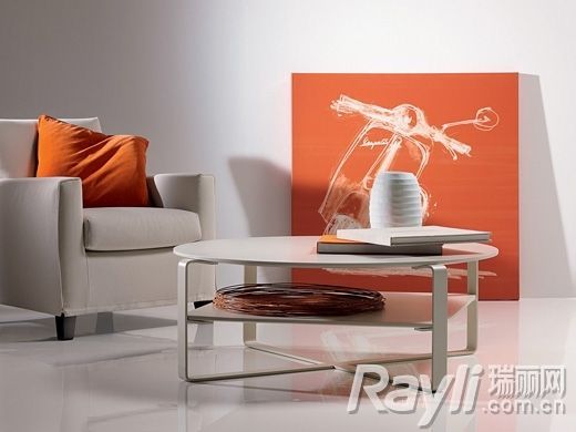 米色沙发和茶几＋橙色装饰画和靠包