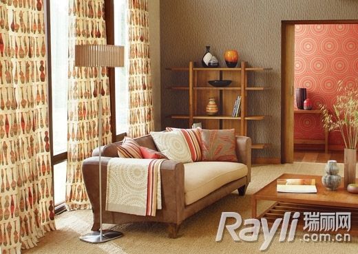 棕色墙壁和沙发+木色家具+米色地毯，打造舒适悠闲的客厅氛围