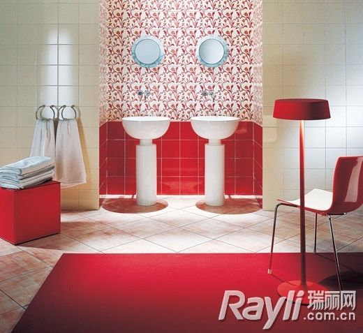 米色方砖墙面＋红色方砖和红色地毯和红色家具，打造红火浴室