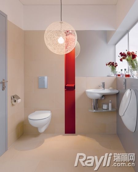 米色墙面＋红色玻璃装饰，打造活力立体感盥洗区