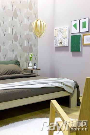 绿色几何图案装饰画助力卧室的自然美